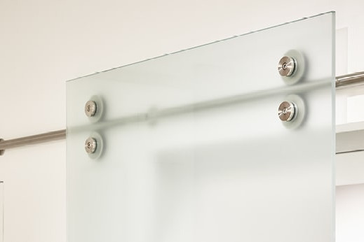 Schiebetüren aus Milchglas mit sichtbarer Stange und Gleiträdern.