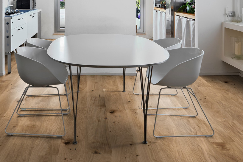 Heller Holzdesign - Korkboden in moderner Küche mit weißem Esstisch und vier Designstühlen.