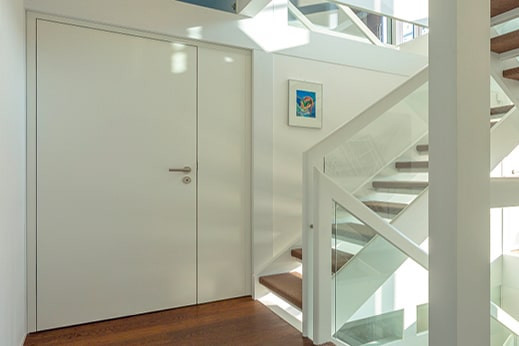 Weiße Wohnungstür mit Seitenteil, Ansicht von der Wohnungsseite.