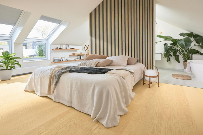 Lamellenverkleidung in Holzoptik als stilvolles Kopfteil im gemütlichen Schlafzimmer.
