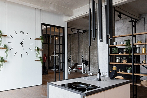 Türen im Loft-Stil mit schwarzen Metallrahmenelementen verbinden Küche und Wohnbereich.