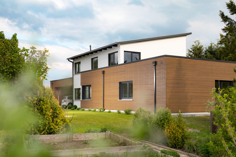 Ansicht des Gebäudes mit der Thermofichte-Fassade von Osmo.