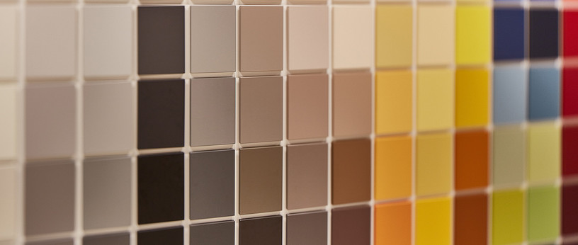 Farbauswahl an HPL-Schichtstoffplatten in verschiedenen Nuancen von Beige, Braun, Grau bis hin zu leuchtenden Farben wie Gelb, Rot und Blau für den Möbel- und Innenausbau.