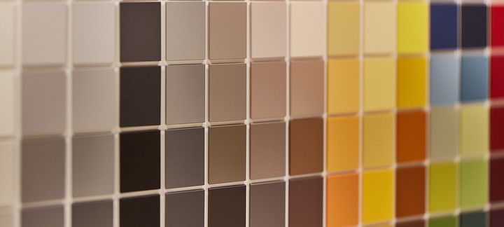 Farbauswahl an HPL-Schichtstoffplatten in verschiedenen Nuancen von Beige, Braun, Grau bis hin zu leuchtenden Farben wie Gelb, Rot und Blau für den Möbel- und Innenausbau.