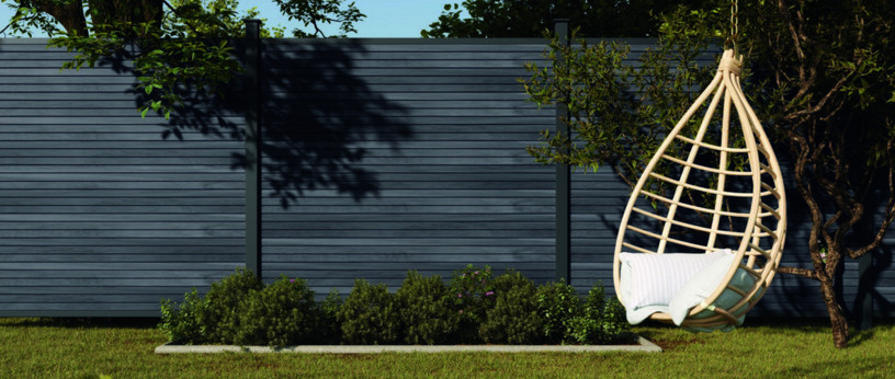 Co-Extrusions-Sichtschutzzaun aus WPC in Grauton mit schmalem Lattenprofil – modernes, geradliniges Design.