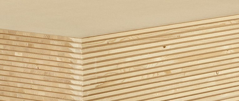 Nahaufnahme einer Tischlerplatte mit mehrschichtigem Holzaufbau, ideal für den Möbel- und Innenausbau.