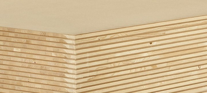 Nahaufnahme einer Tischlerplatte mit mehrschichtigem Holzaufbau, ideal für den Möbel- und Innenausbau.