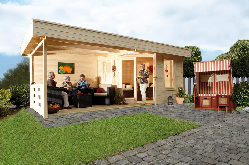 Helles Gartenhaus aus Holz mit überdachter Terrasse, Sitzgruppe und Menschen in geselliger Runde.