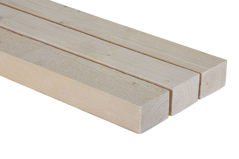 Drei unbehandelte, sägerauhe Holzlatten, nebeneinander gelegt.