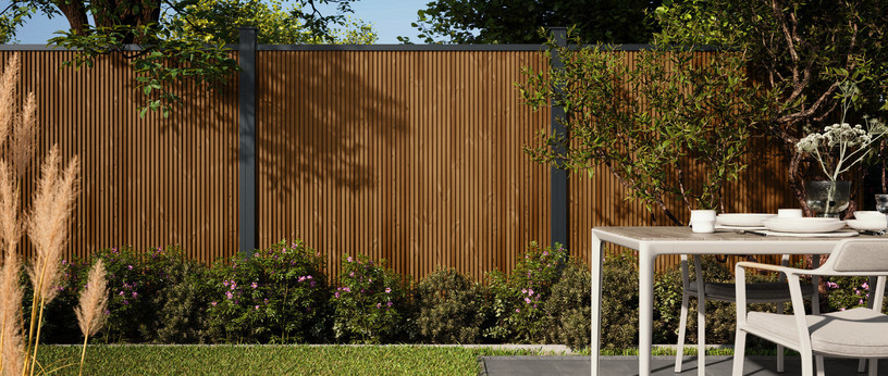Garten-Sichtschutzzaun aus Kiefernholz mit vertikalem Profil – natürlicher Look für stilvolle Rückzugsorte.
