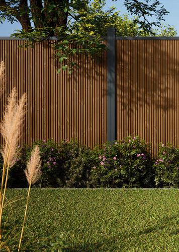 Garten-Sichtschutzzaun aus Kiefernholz mit vertikalem Profil – natürlicher Look für stilvolle Rückzugsorte.