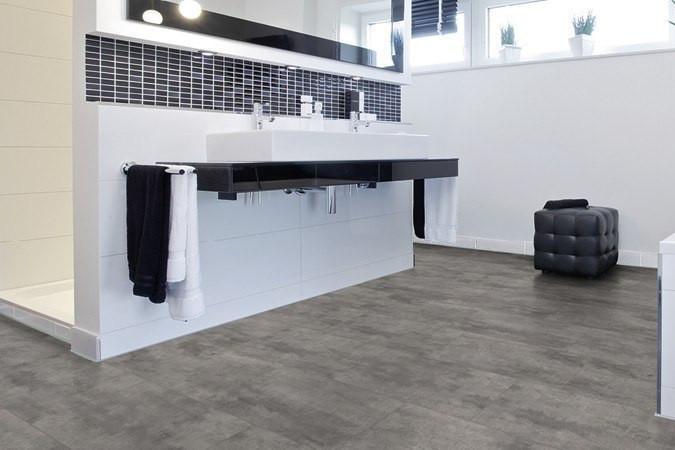 Badezimmer mit Vinylboden in Holzoptik