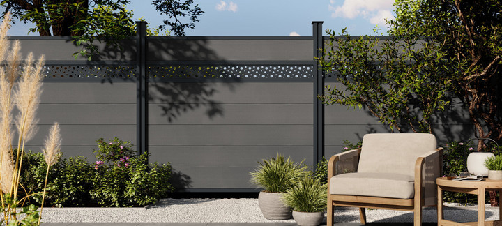 Eleganter Alu-Sichtschutzzaun mit dekorativem Kreismuster für stilvolle Gartengestaltung mit Privatsphäre.