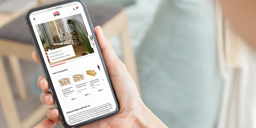 smartphone zeigt onlineshop