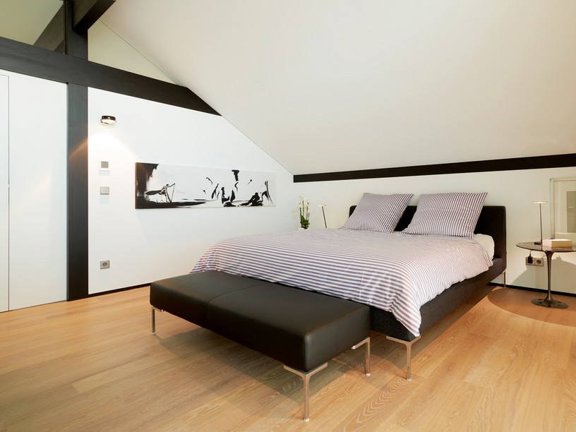 Rötlicher Holzboden im Schlafzimmer