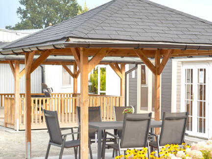 Pavillon mit Holzbalken und Schindeldach